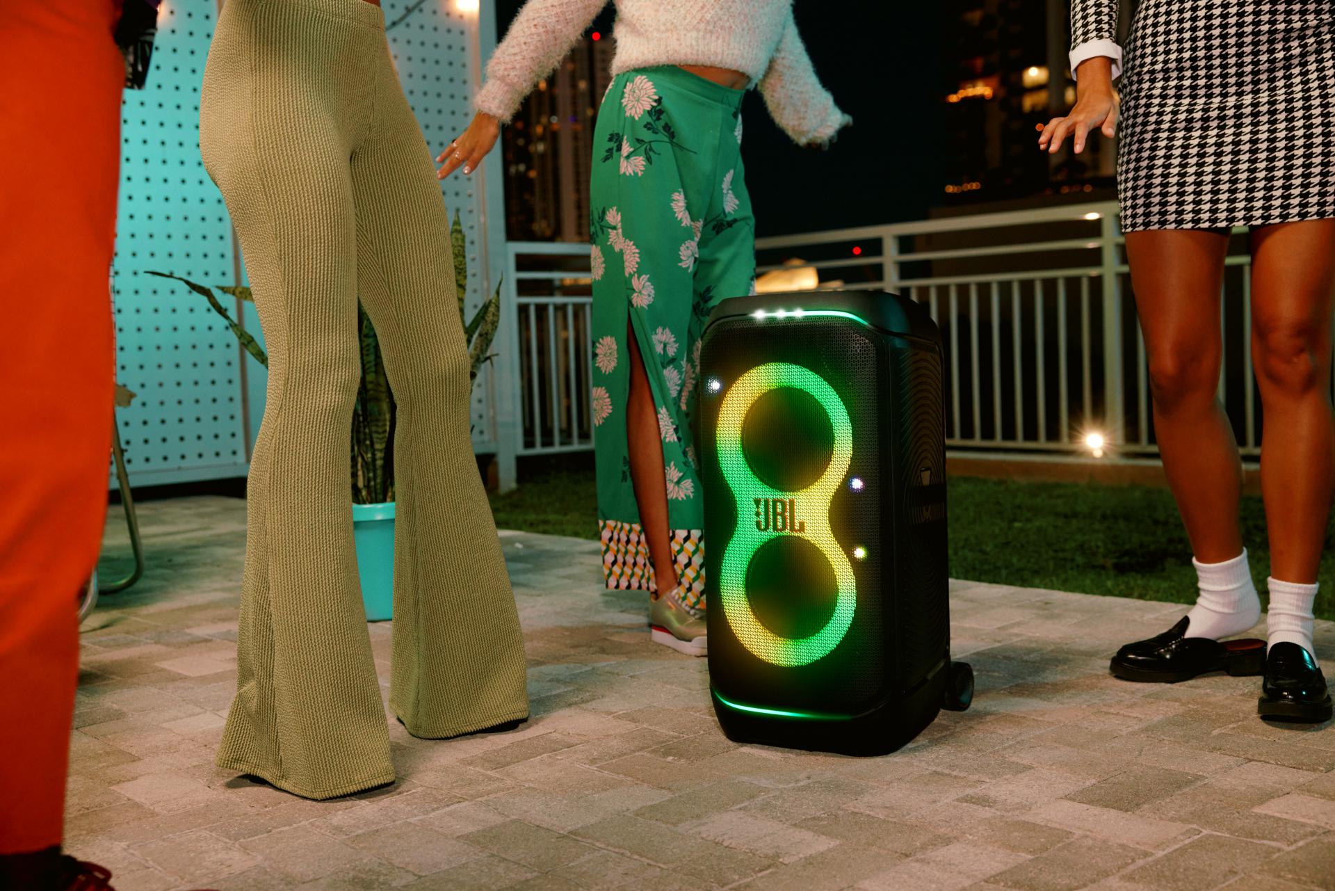 65fc181124fa9_JBL_PARTYBOX_STAGE_320_AW_EXTERIOR_A_04873_x1