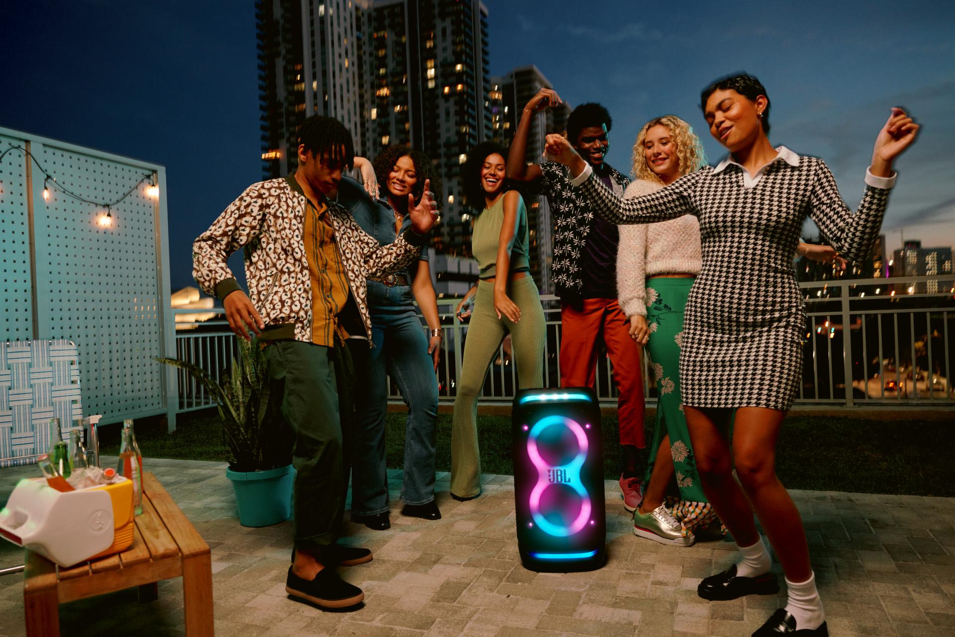 65fc1815a554b_JBL_PARTYBOX_STAGE_320_AW_EXTERIOR_A_04641_x1